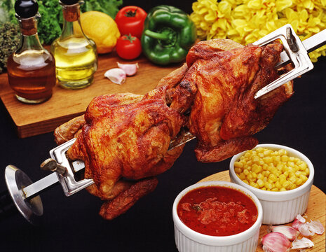 Pollos asados, salsas y verduras