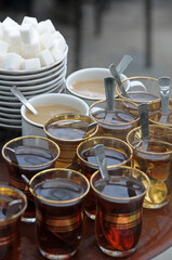 Vasos de té en un restaurante de Estambul en Turquía