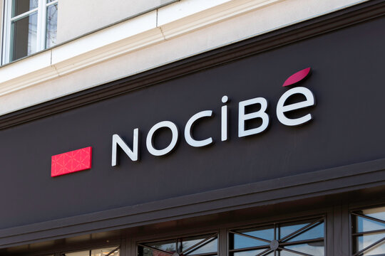 Chaville, France - 26 f&eacute;vrier 2021: Vue ext&eacute;rieure de l'enseigne d'une boutique Nocib&eacute;. Nocib&eacute; est une entreprise fran&ccedil;aise de distribution de parfums et de cosm&eacute;tiques