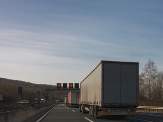 Fototapeta na wymiar LKWs auf der Autobahn