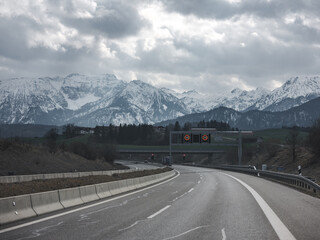 Autobahn Richtung Berge