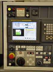 Panel sterowania przemysłowa maszyna do frezowania elementów stalowych.