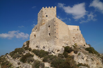 Fototapeta na wymiar castle in the middle of the mountain
