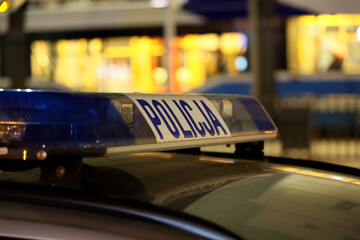 Policyjne światła sygnalizacyjne na radiowozie i niebieskie światła. Policyjne światła.  © FotoDax