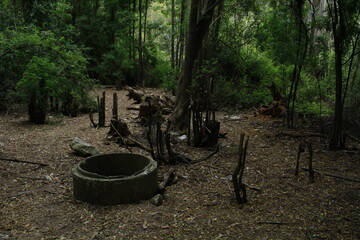 Ruinas y pasajes oscuros.