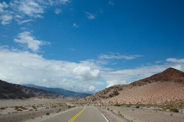 Ruta 40. La ruta recorre el centro de esta provincia en sentido sudoeste a noreste. Recorrido: 275 km (del km 4004 al 4279).