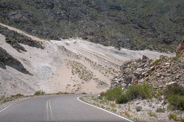 Ruta 40. La ruta recorre el centro de esta provincia en sentido sudoeste a noreste. Recorrido: 275 km (del km 4004 al 4279).