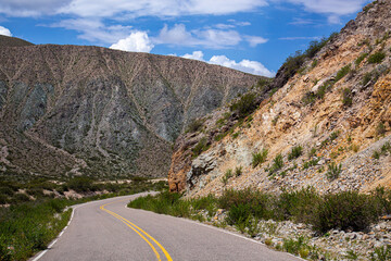 Ruta 40. La ruta recorre el centro de esta provincia en sentido sudoeste a noreste. Recorrido: 275 km (del km 4004 al 4279).