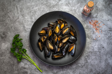 The mussel in the sink is ready to be cooked.