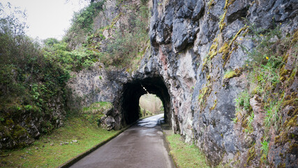 Carretera en túnel en la roca de montaña