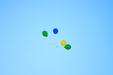 青空　バルーンセレモニー　風船飛ばし　空　雲　背景素材