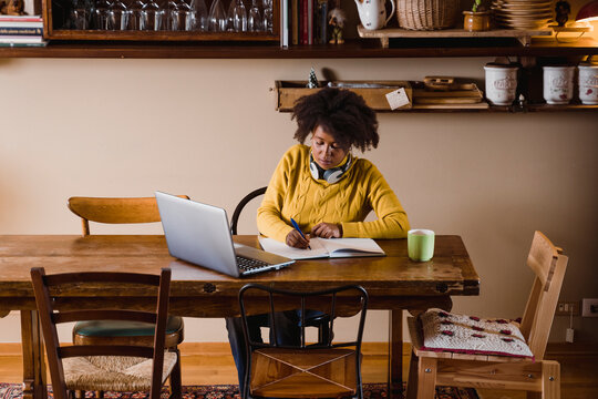 Elearning. Black woman student