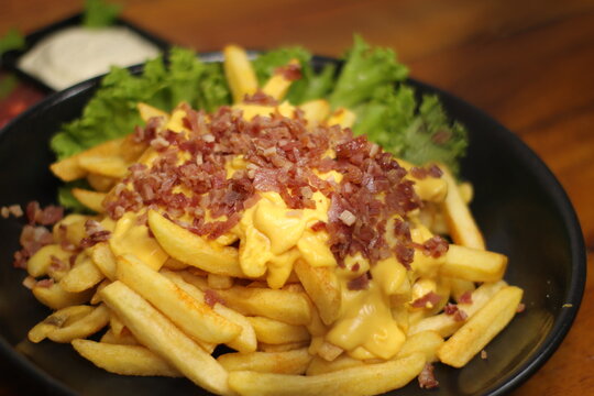 papas fritas con queso chedar y tocineta