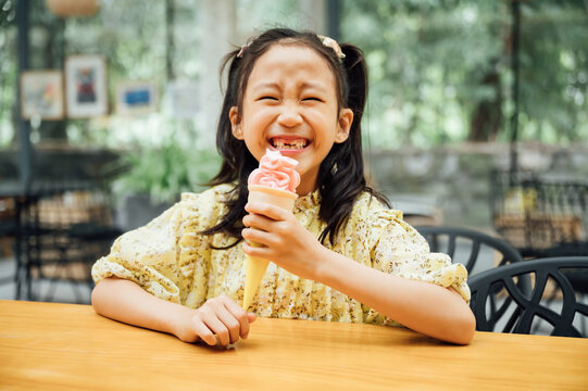 Naklejki Girl eating ice cream