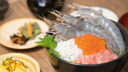 海老、イクラ、シラス、マグロのタタキを使った海鮮丼で晩酌