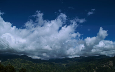 Obraz premium time clouds over the mountain