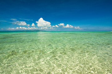 Fototapeta na wymiar 沖縄の美しいサンゴ礁の海と雲 
