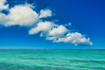 沖縄の美しいサンゴ礁の海と雲