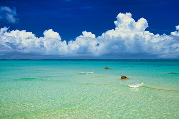 沖縄の美しいサンゴ礁の海と雲
