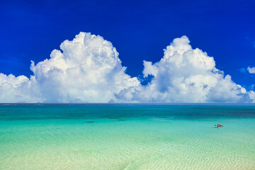 Fototapeta premium 沖縄の美しいサンゴ礁の海と雲 