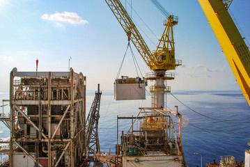 Heavy lifting operation using multiple high capacity cranes to lift heavy material and structure in offshore oil and gas platform.