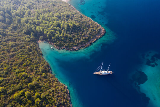 aerial view of an manoeuvring sailboat
