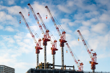 空に伸びる赤いタワークレーン　日本東京