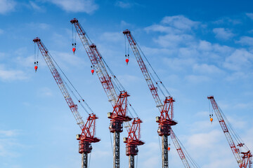 空に伸びる赤いタワークレーン　日本東京