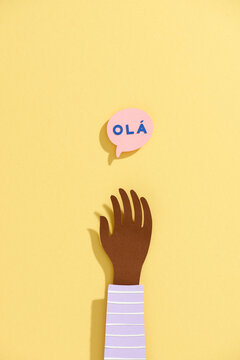 Hand with speech bubble with text ""ol&Atilde;&iexcl;""