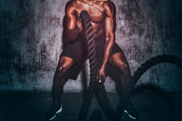 Obraz premium Strong man creating waves with battling ropes
