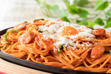 卵黄とパルメザンチーズが相性抜群！鉄板ナポリタンのアップ
