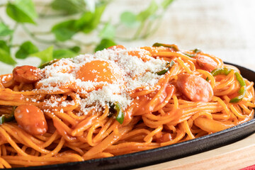 卵黄とパルメザンチーズが相性抜群！鉄板ナポリタンのアップ
