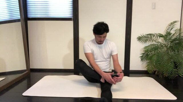 足首からスネを座りながら伸ばす方法
