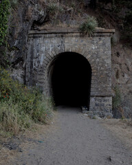 Fototapeta na wymiar Entrada al tunel oscuro.