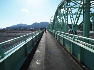 晴れた日の橋の歩行者用通路