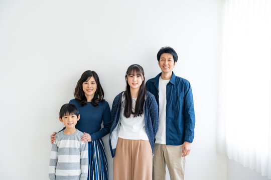 日本人4人家族ポートレート Stock Photo | Adobe Stock