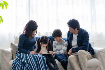 タブレットPCを見る日本人家族