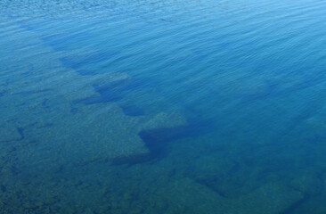 水中に沈む構造体