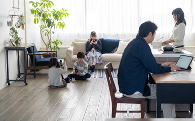 自宅で過ごす日本人家族