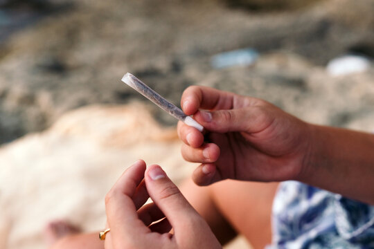 Rolling cigarette