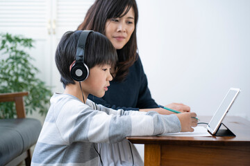 オンライン学習をする日本人親子