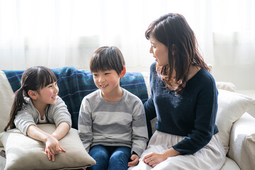 ソファに座りくつろぐ日本人親子