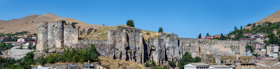 Fototapeta premium The main attraction of the city of Bitlis located in eastern Turkey is the ancient fortress. Bitlis was founded by order of Alexander the Great in the 4th century BC.