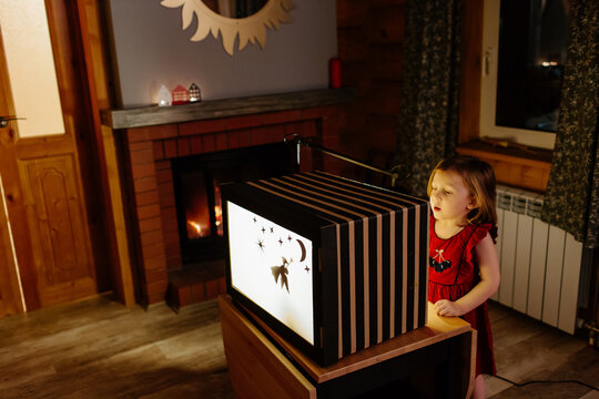 Child playing shadow theater