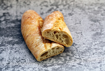 baguete rústica cortada ao meio. 