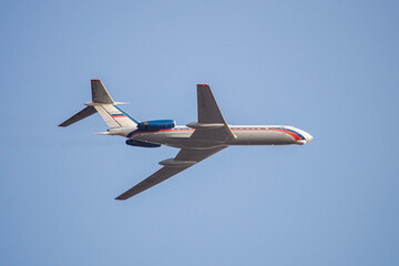 Twin-engined narrow-body jet airliner in air