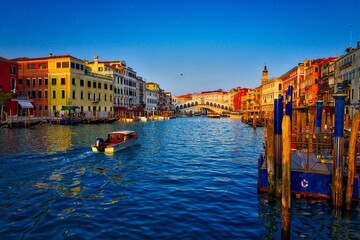 Fototapeta premium boats and the Rialto bridge on the Grand Canal in Venice, Italy