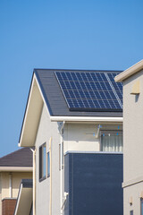 ソーラーパネルのある家　太陽光　発電　エコシステム