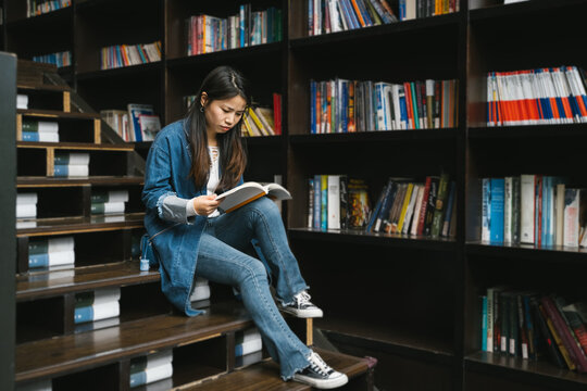 Young woman reading in the library