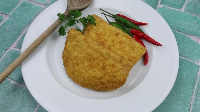 deux cordon bleu dans une assiette